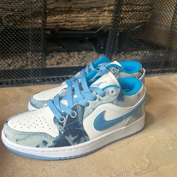 Blue Jordans size 5, no holes brand new, never been worn - Picture 1 of 5